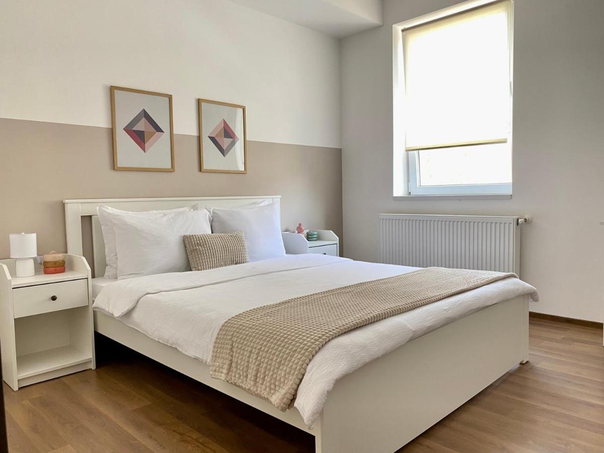 Wanderlust Home Cream, Rasnov Apt For 4, Wifi And Free Parking Εξωτερικό φωτογραφία