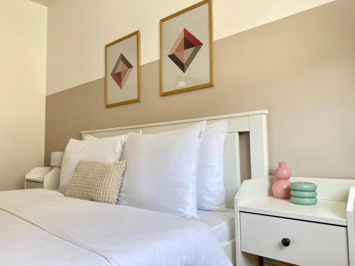 Wanderlust Home Cream, Rasnov Apt For 4, Wifi And Free Parking Εξωτερικό φωτογραφία