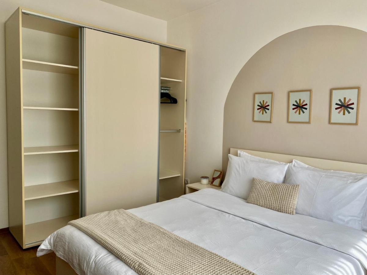 Wanderlust Home Cream, Rasnov Apt For 4, Wifi And Free Parking Εξωτερικό φωτογραφία