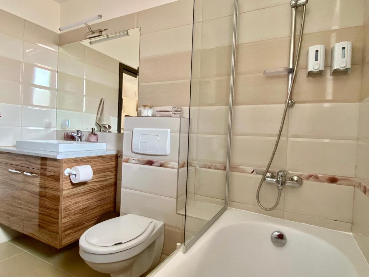 Wanderlust Home Cream, Rasnov Apt For 4, Wifi And Free Parking Εξωτερικό φωτογραφία