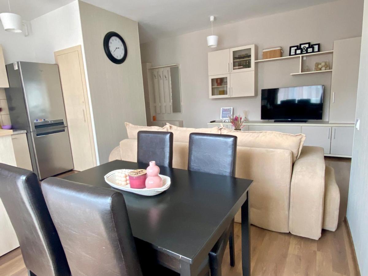Wanderlust Home Cream, Rasnov Apt For 4, Wifi And Free Parking Εξωτερικό φωτογραφία