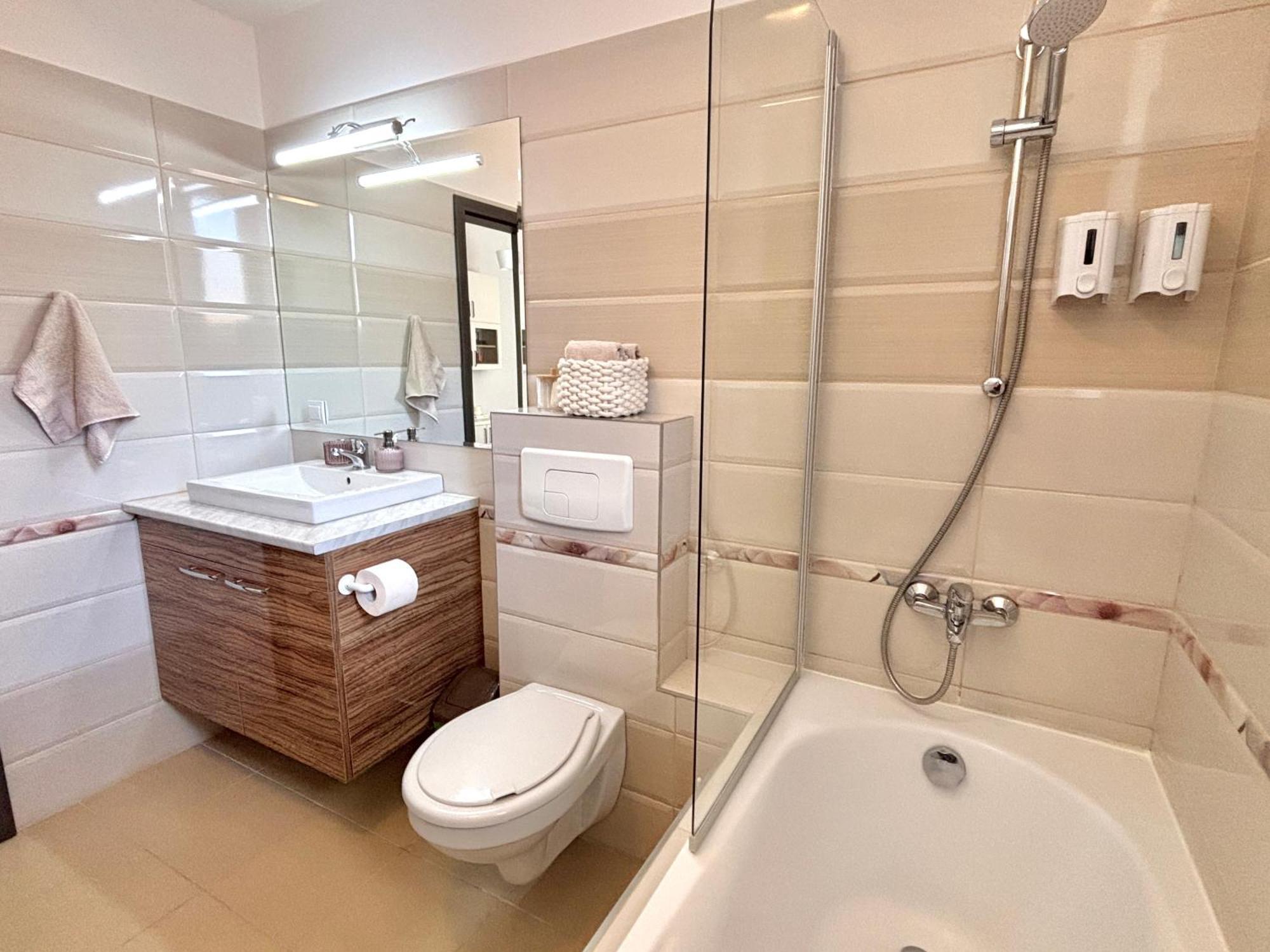 Wanderlust Home Cream, Rasnov Apt For 4, Wifi And Free Parking Εξωτερικό φωτογραφία