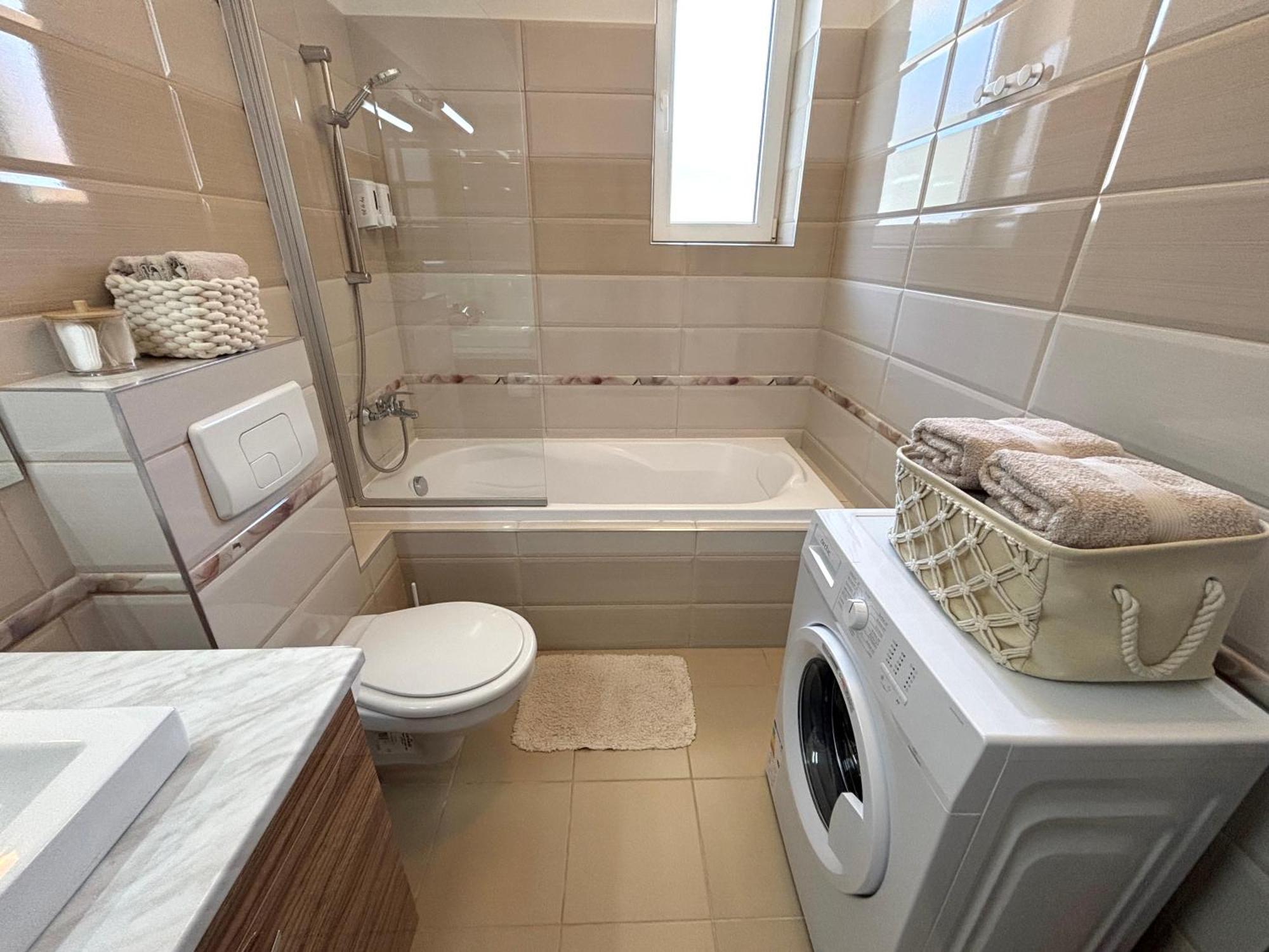 Wanderlust Home Cream, Rasnov Apt For 4, Wifi And Free Parking Εξωτερικό φωτογραφία