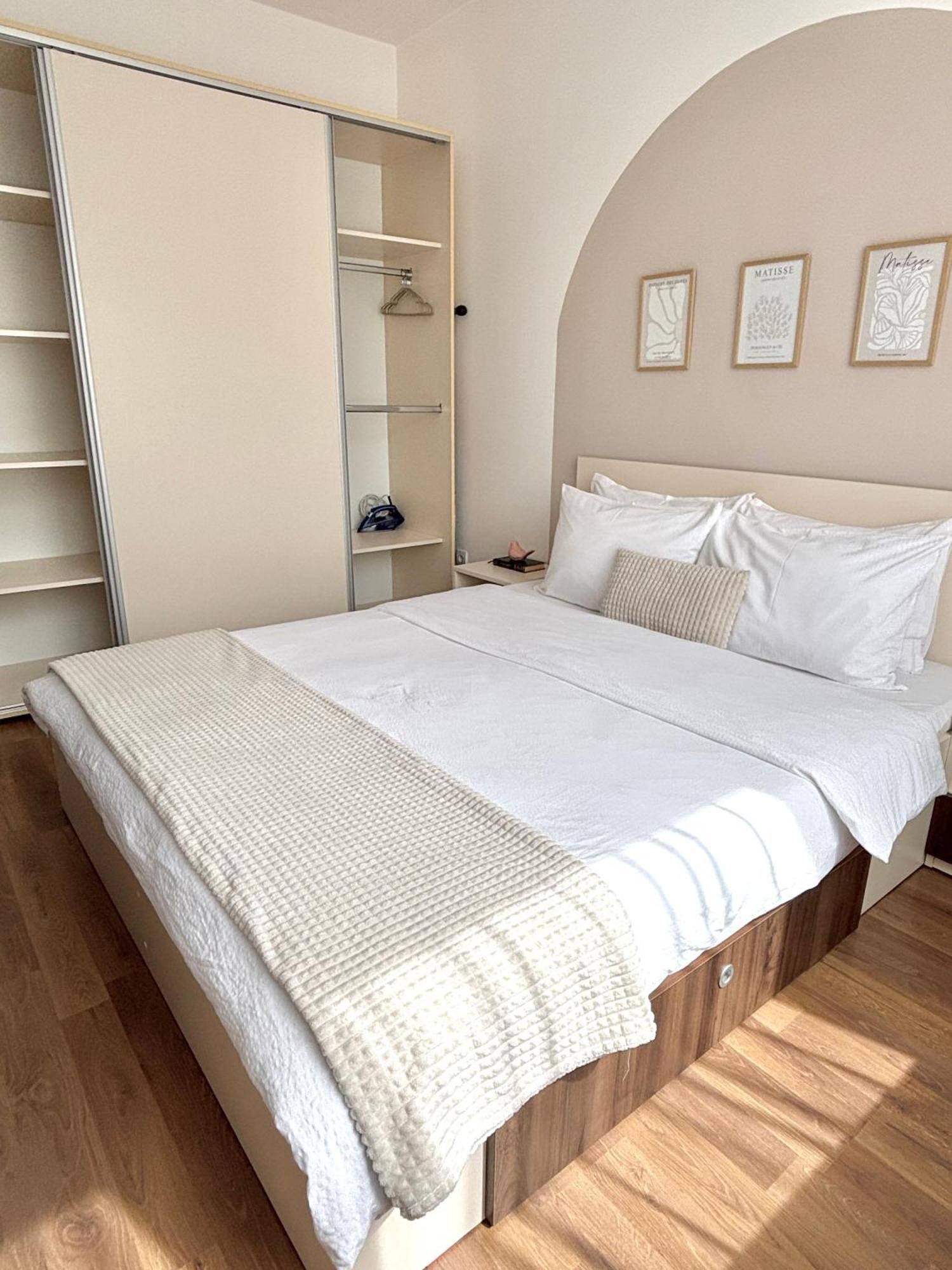 Wanderlust Home Cream, Rasnov Apt For 4, Wifi And Free Parking Εξωτερικό φωτογραφία
