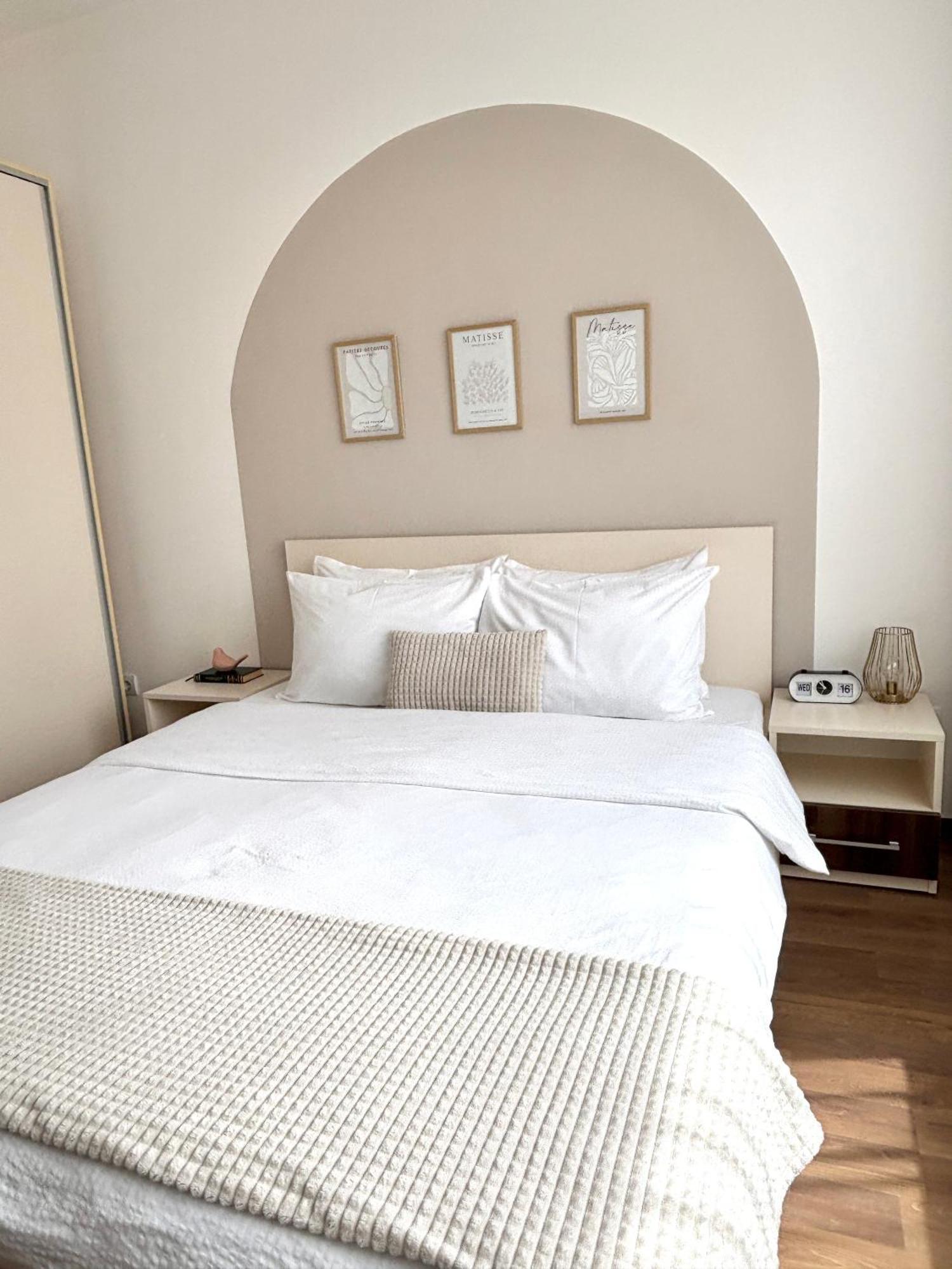 Wanderlust Home Cream, Rasnov Apt For 4, Wifi And Free Parking Εξωτερικό φωτογραφία