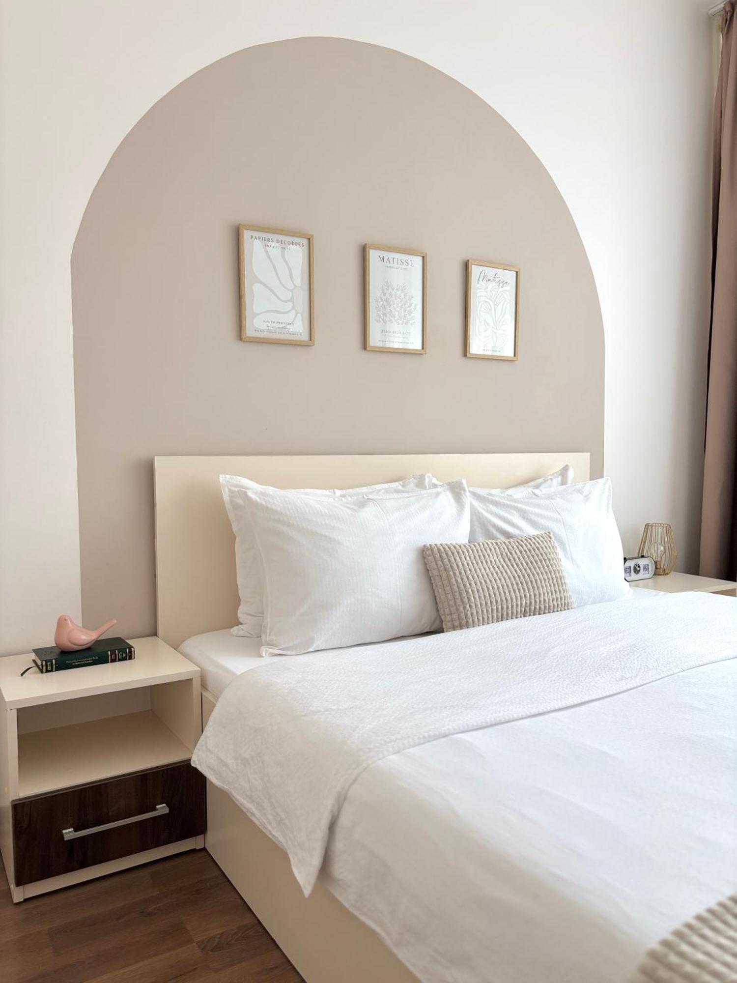 Wanderlust Home Cream, Rasnov Apt For 4, Wifi And Free Parking Εξωτερικό φωτογραφία
