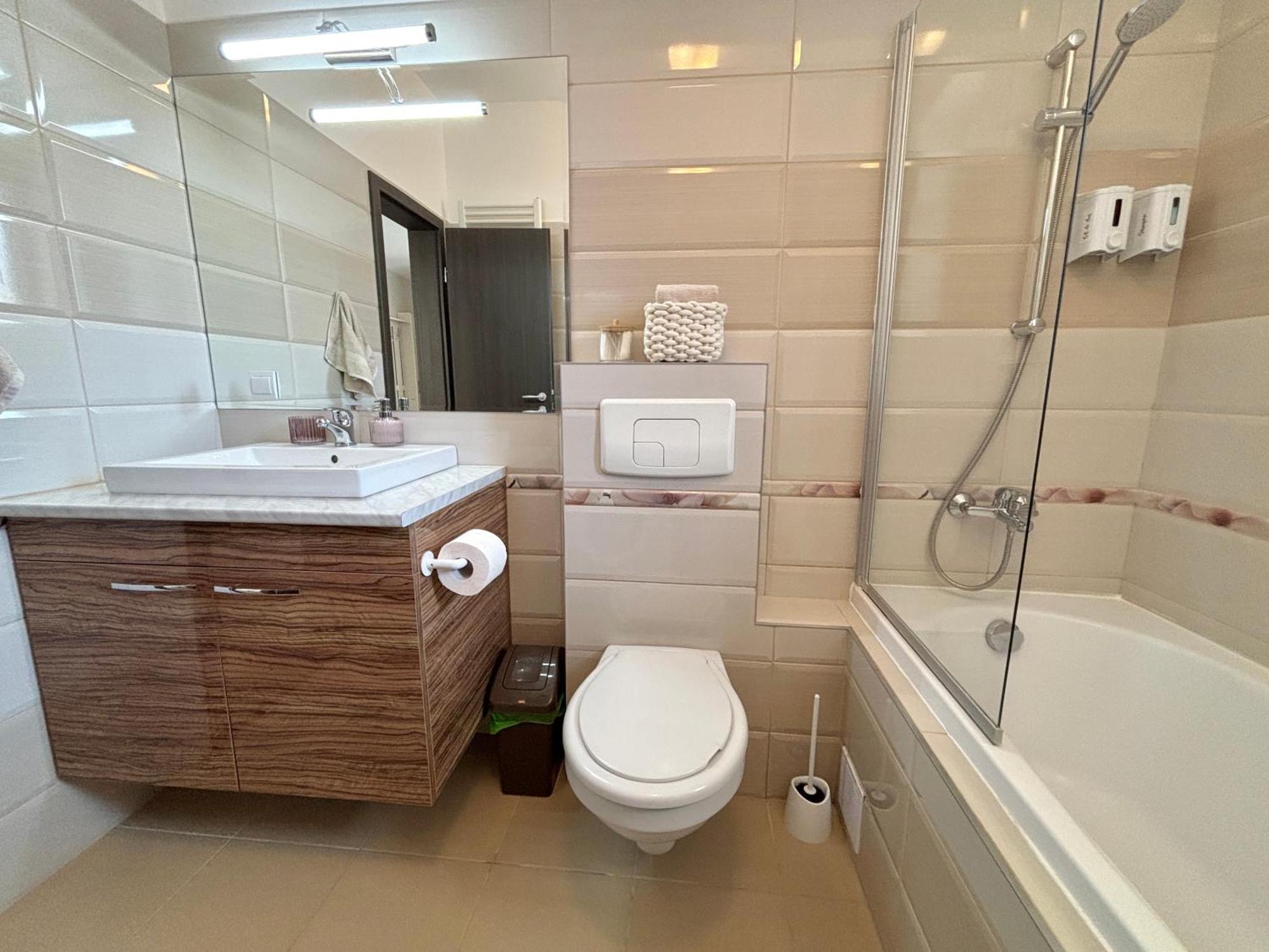 Wanderlust Home Cream, Rasnov Apt For 4, Wifi And Free Parking Εξωτερικό φωτογραφία